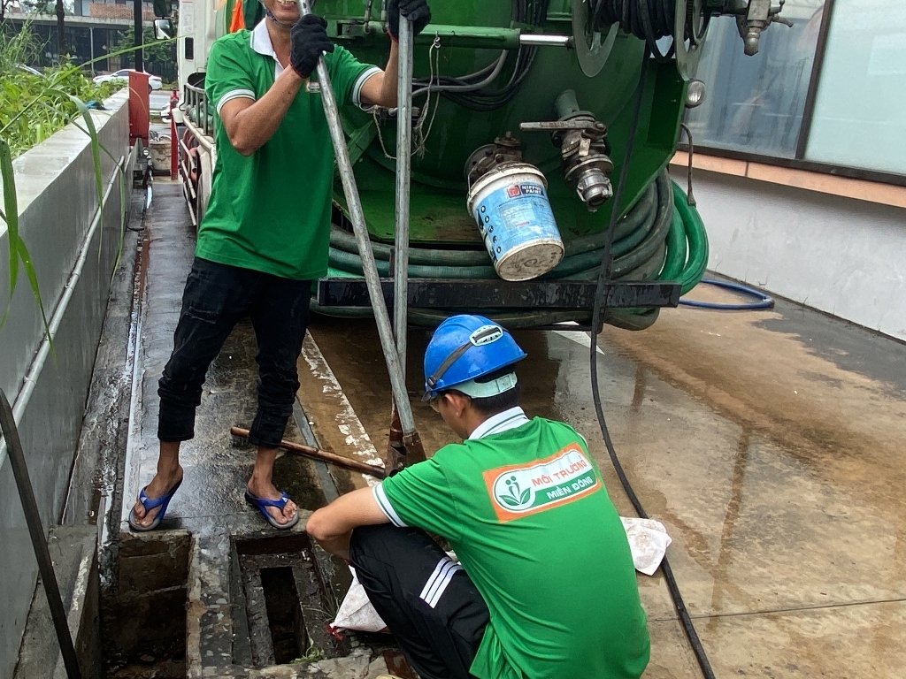 Thực hiện thông tắc cống nghẹt cho công ty tại KCN Dầu Giây