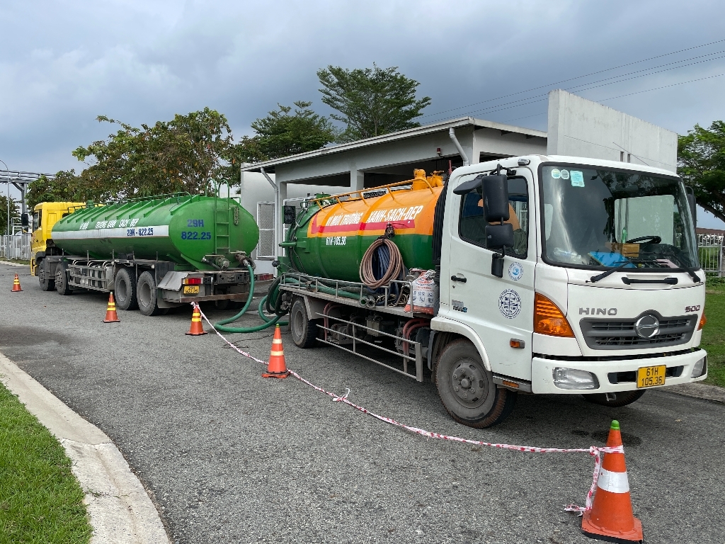 Thu gom – vận chuyển bùn thải tại kcn long thành