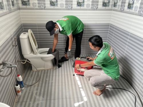 Dịch vụ thông tắc bồn cầu tại KCN Amata bằng máy lò xo