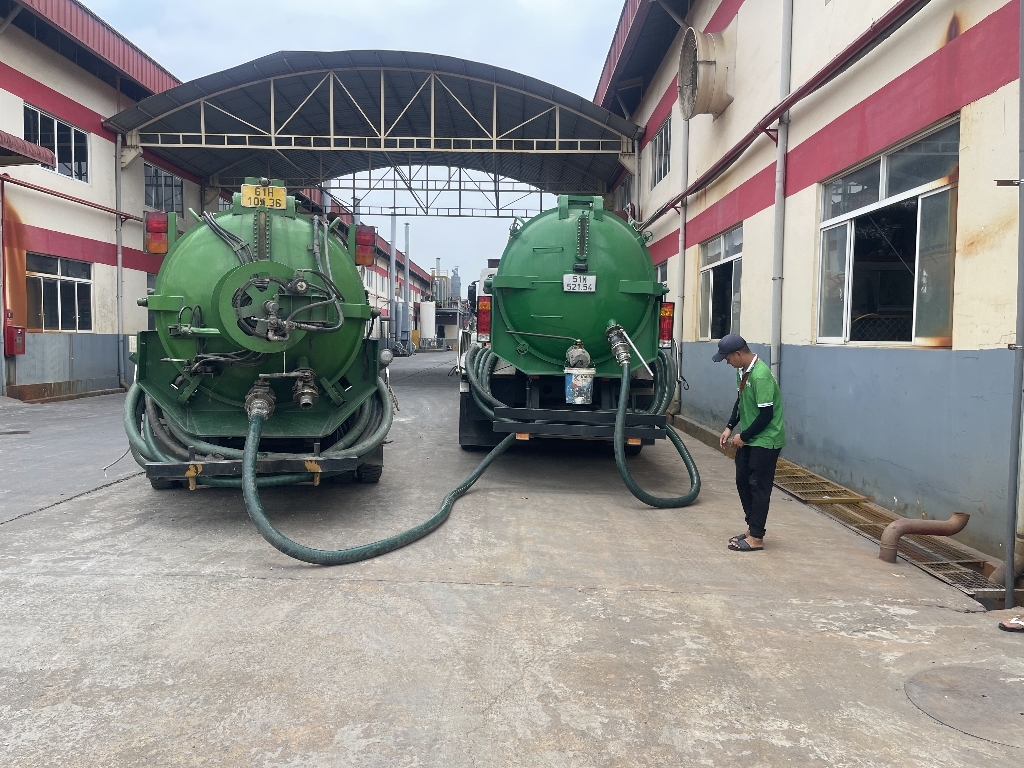 Cho thuê xe bồn và nhân công hút - vận chuyển nước thải