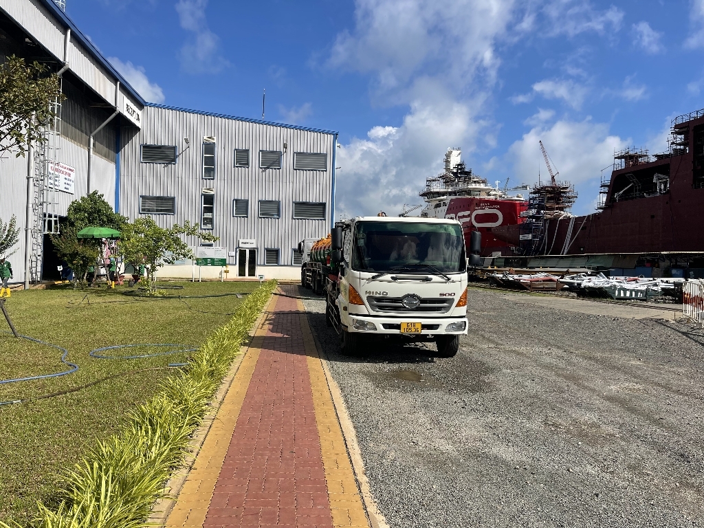 Cho thuê xe bồn và nhân công hút - vận chuyển nước thải